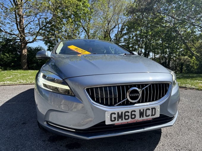 2025 Volvo V40