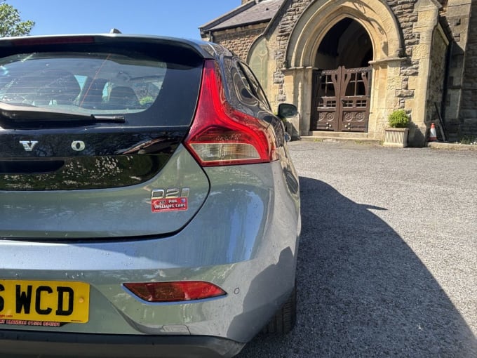 2025 Volvo V40