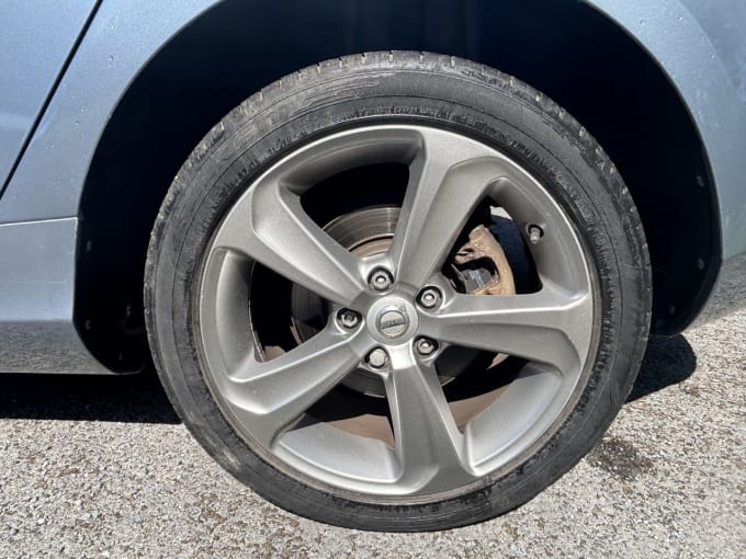 2025 Volvo V40