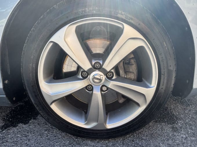 2025 Volvo V40