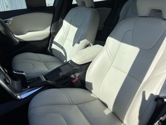 2025 Volvo V40