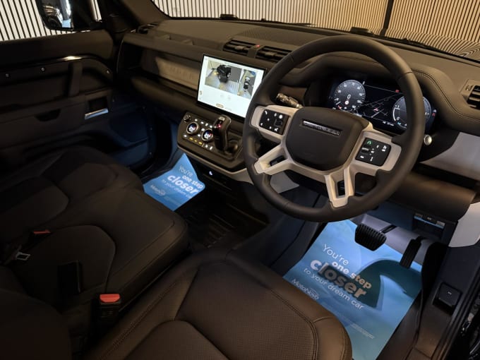 2025 Land Rover Defender 90