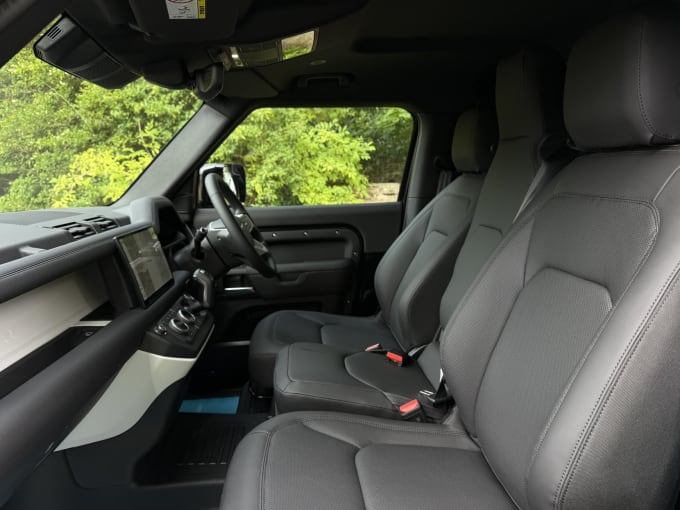 2025 Land Rover Defender 90