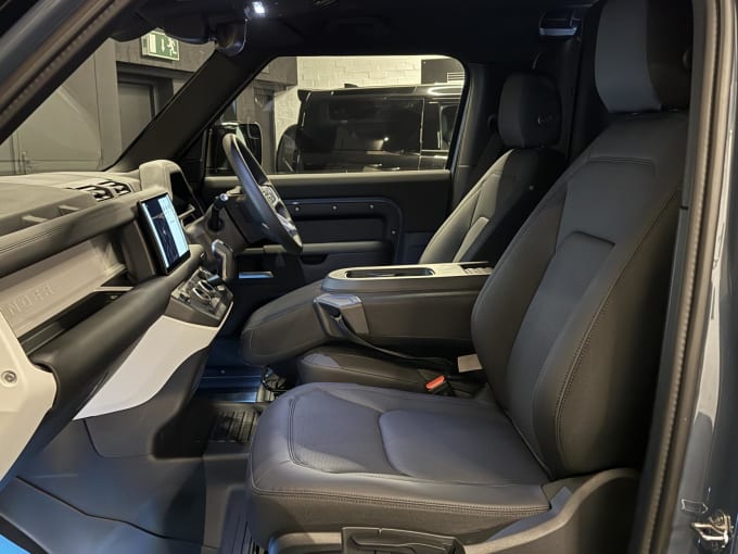 2025 Land Rover Defender 90