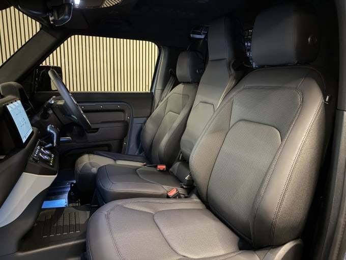 2025 Land Rover Defender 90