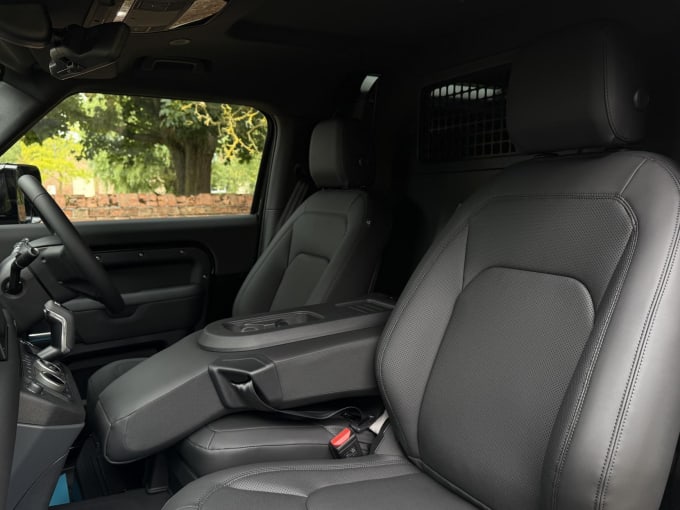 2025 Land Rover Defender 90