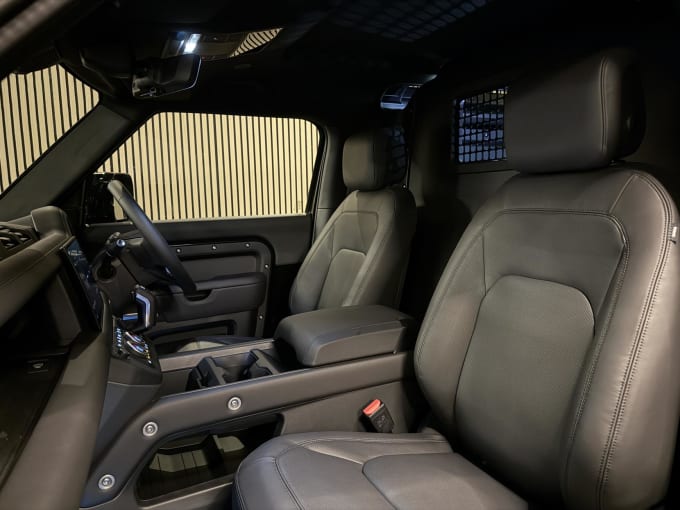 2025 Land Rover Defender 90