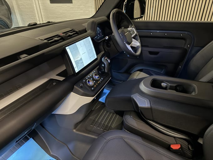 2025 Land Rover Defender 90