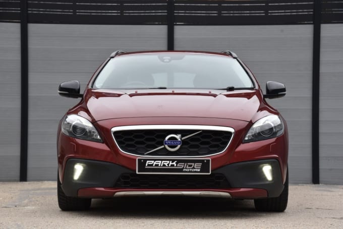 2025 Volvo V40 Cross Country