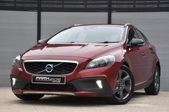 2025 Volvo V40 Cross Country
