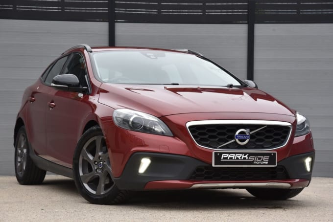 2025 Volvo V40 Cross Country