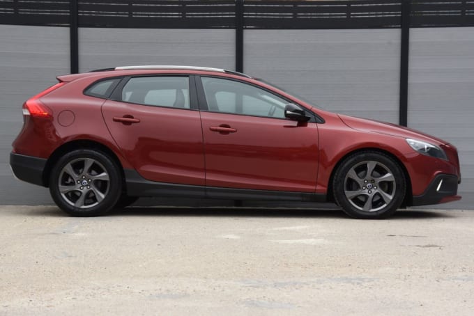 2025 Volvo V40 Cross Country