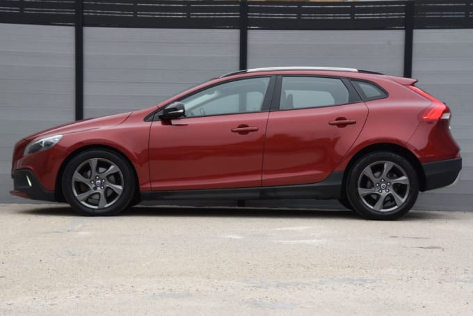2025 Volvo V40 Cross Country
