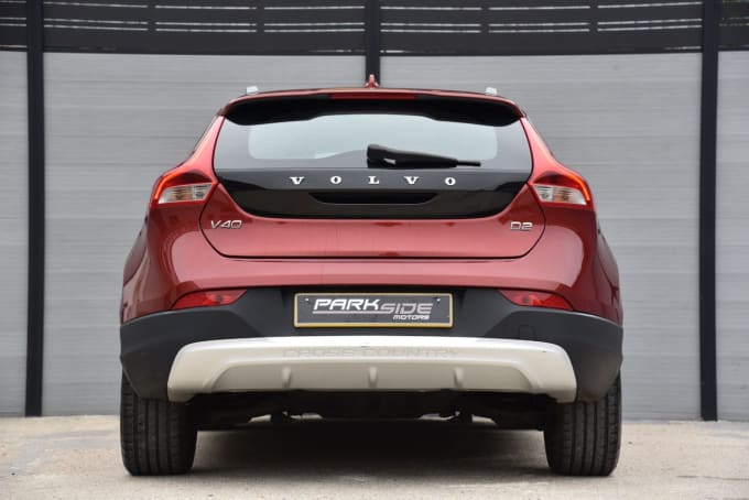 2025 Volvo V40 Cross Country