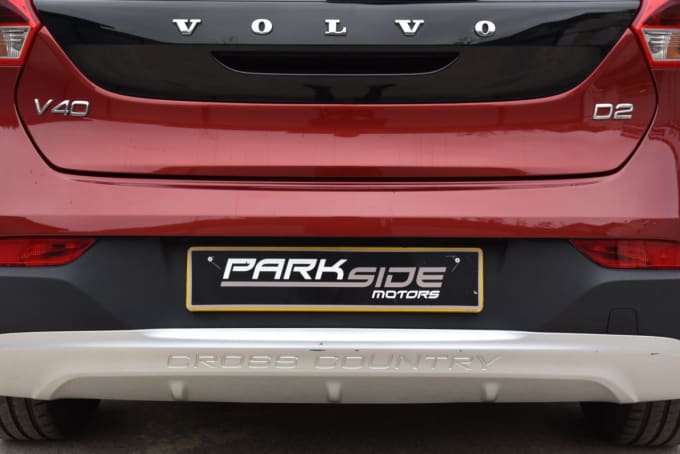 2025 Volvo V40 Cross Country