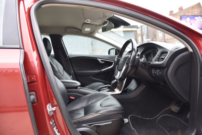 2025 Volvo V40 Cross Country