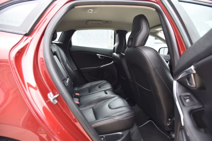2025 Volvo V40 Cross Country