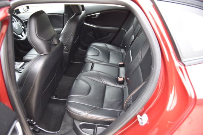 2025 Volvo V40 Cross Country