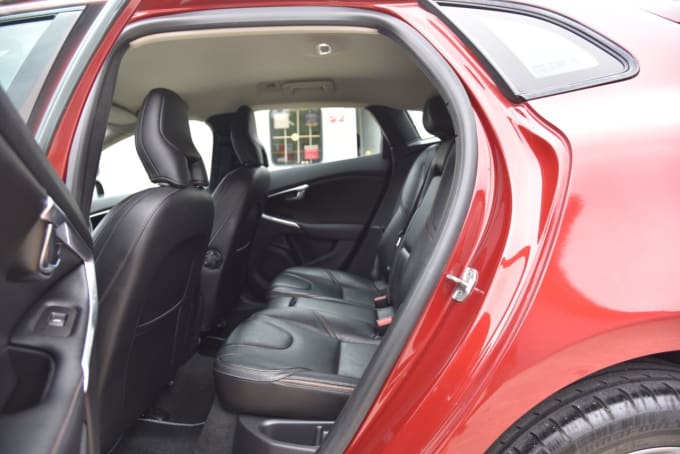 2025 Volvo V40 Cross Country
