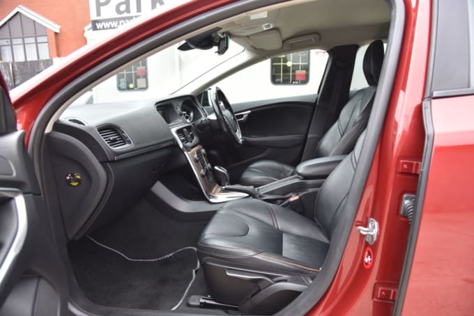 2025 Volvo V40 Cross Country