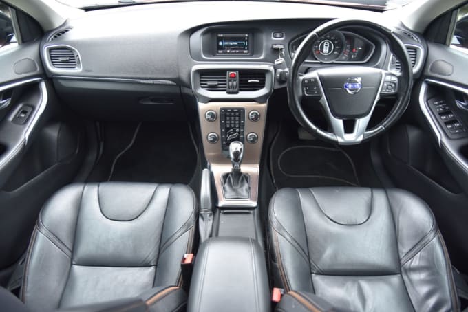 2025 Volvo V40 Cross Country