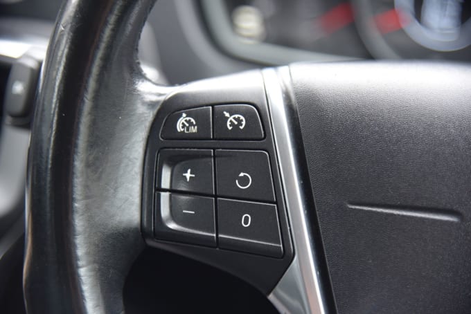 2025 Volvo V40 Cross Country