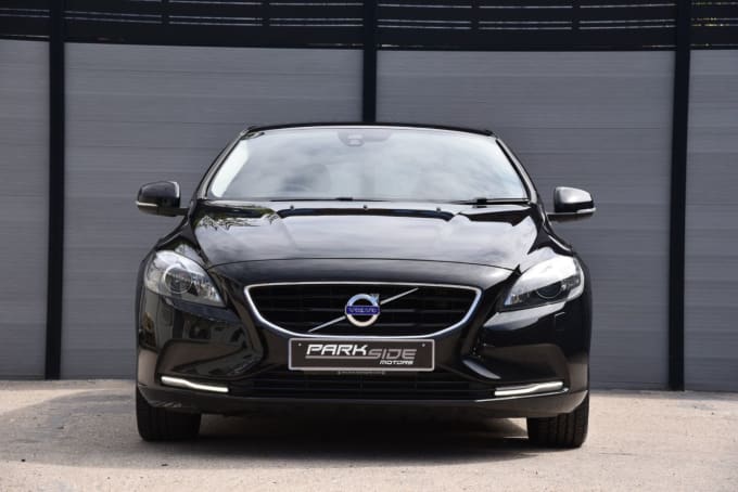 2025 Volvo V40