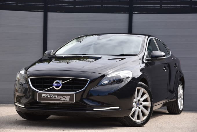2025 Volvo V40