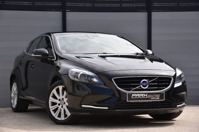 2025 Volvo V40
