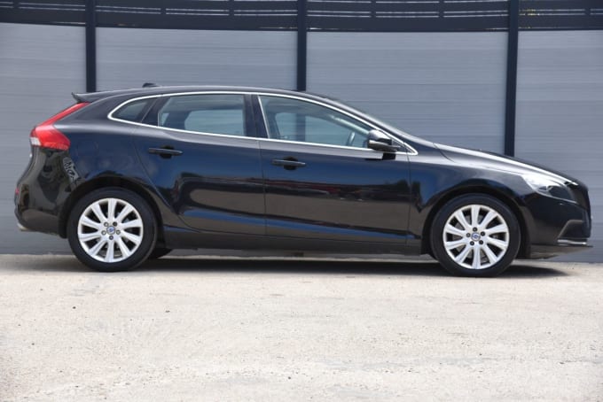 2025 Volvo V40