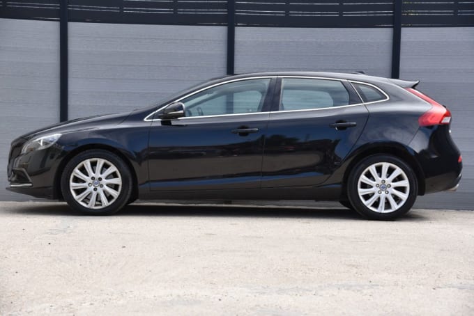 2025 Volvo V40
