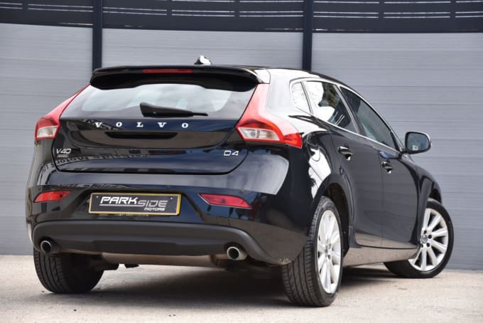 2025 Volvo V40