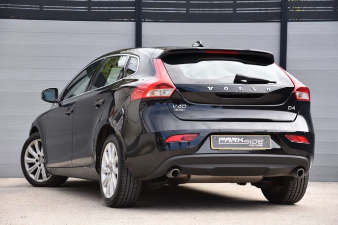 2025 Volvo V40