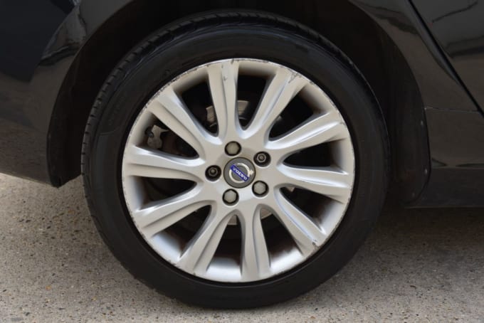 2025 Volvo V40