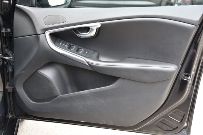 2025 Volvo V40