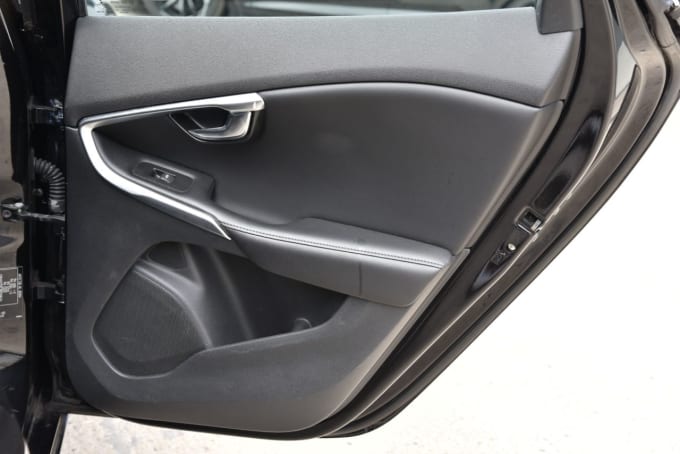 2025 Volvo V40