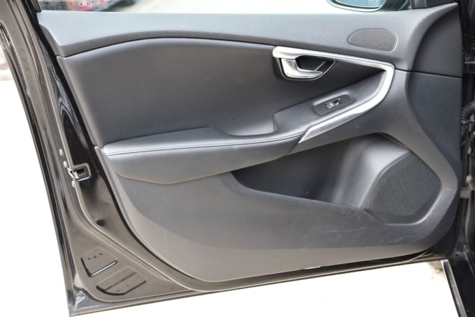 2025 Volvo V40
