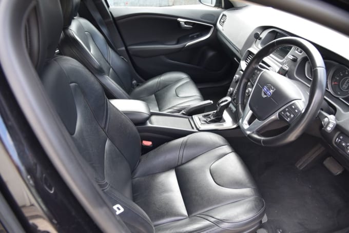 2025 Volvo V40