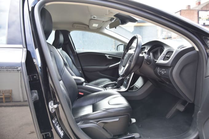 2025 Volvo V40