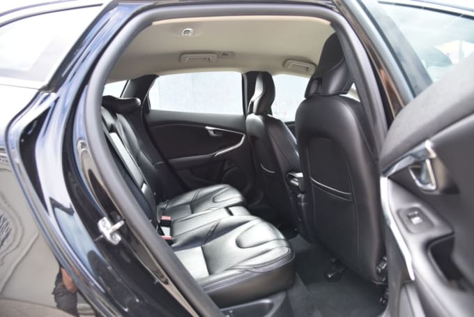 2025 Volvo V40