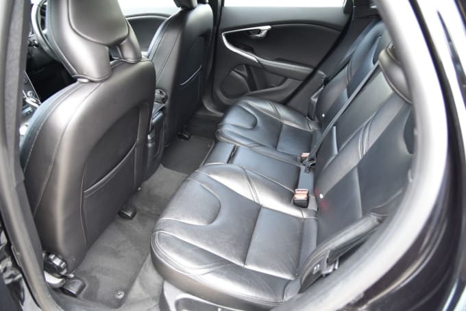 2025 Volvo V40