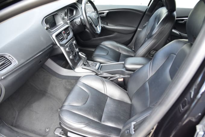 2025 Volvo V40