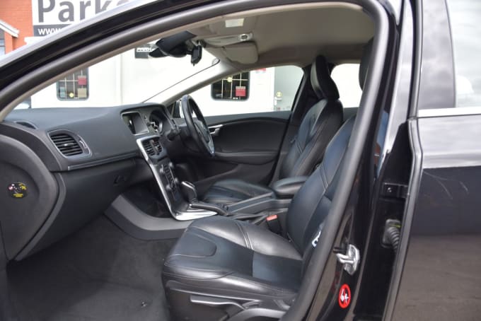 2025 Volvo V40