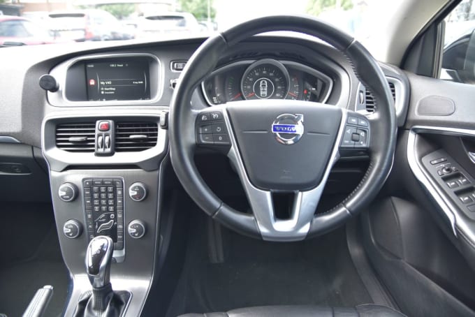2025 Volvo V40