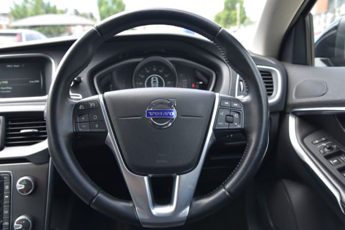 2025 Volvo V40