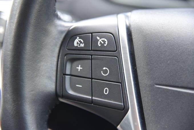 2025 Volvo V40