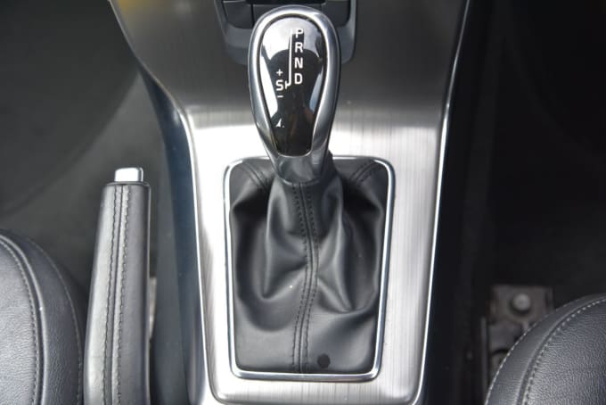 2025 Volvo V40