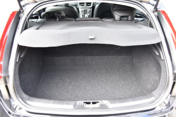 2025 Volvo V40