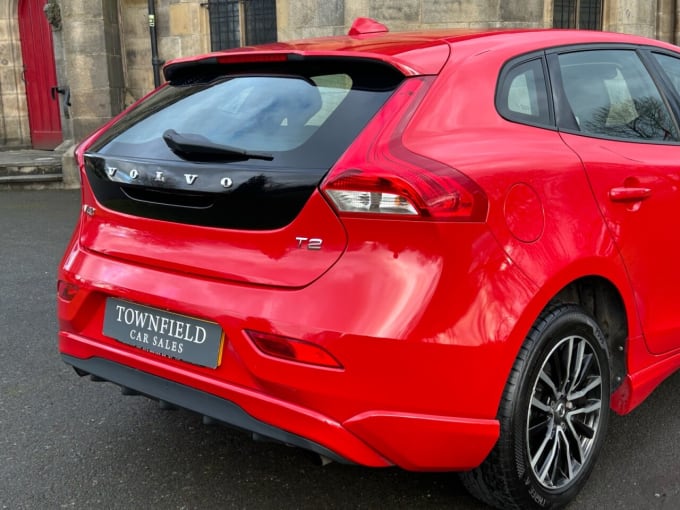 2025 Volvo V40