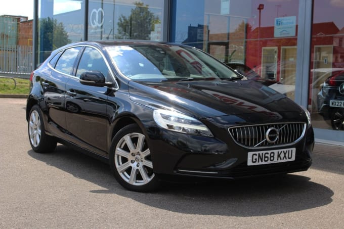 2025 Volvo V40